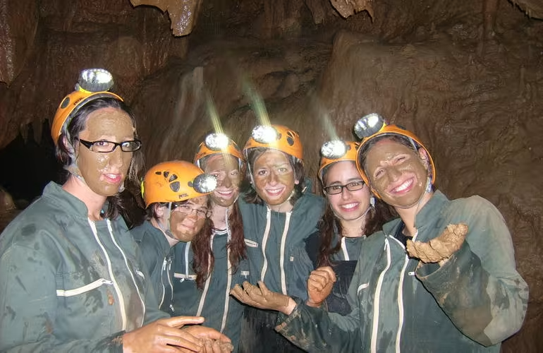 Spéléologie dans la Grotte des Jeunes en Ardèche