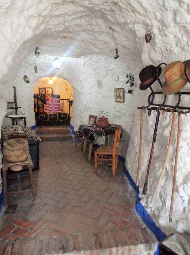 Intérieur d’une grotte du Sacromonte, dans la ville de Grenade, en Espagne